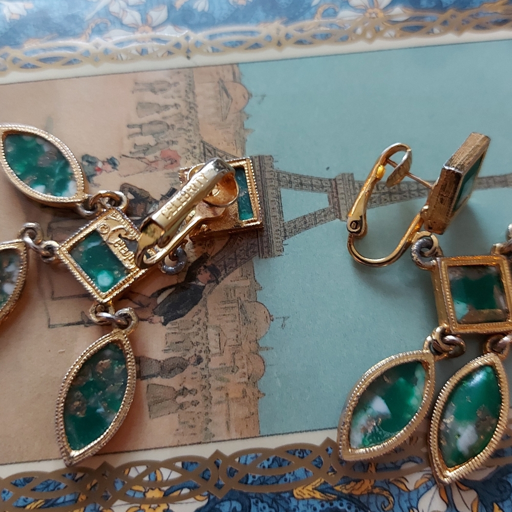 Vintage Gold-Tone Earrings with Deep Green Glass Stones - Picture 4 of 6